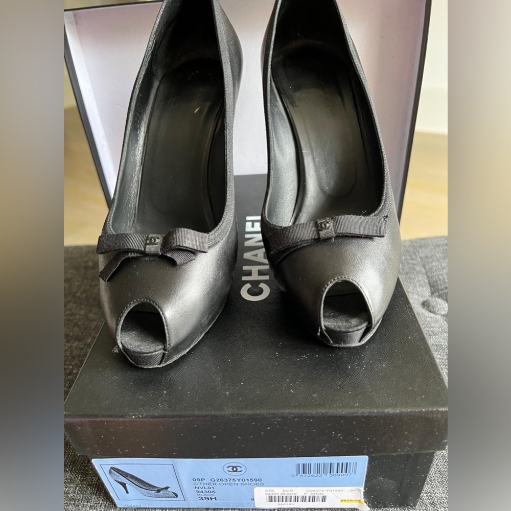 Chanel open toe pumps size 39 pre owned in good conditions